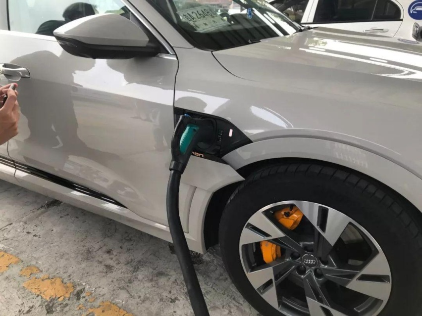 奥迪首款纯电SUV，预售70万起，与特斯拉有哪些不同？