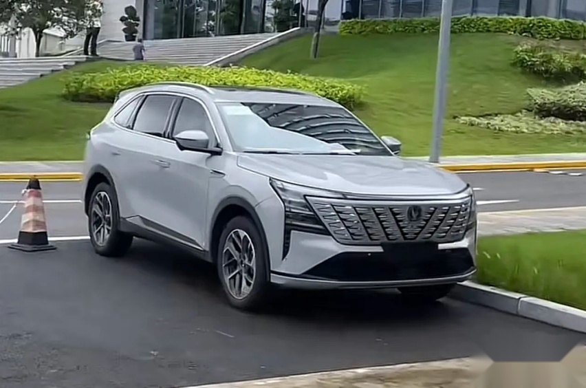第4代长安CS75 PLUS实车曝光，前脸用力过猛，能重回单车榜一吗？