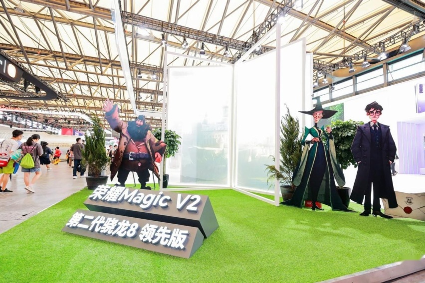 荣耀魔法空间亮相Chinajoy，首个折叠屏电竞比赛惊艳全场