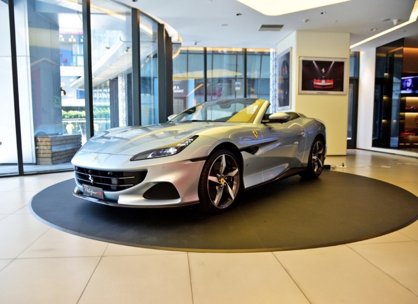 3.9T V8的数据绚丽夺目，法拉利的光环璀璨耀眼，Portofino