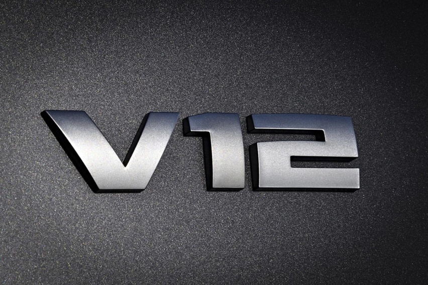 宝马推出最后12辆限量版V12发动机M760i，从此停产V12发动机