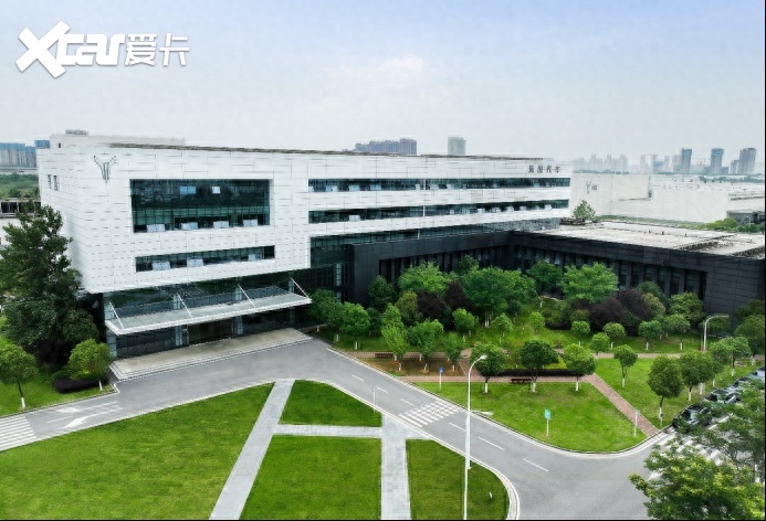岚图汽车三年探索，走出自主品牌高端新能源之路