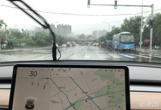 特斯拉挑战北京雨天：被五个红绿灯整傻眼了？