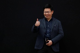 余承东回应“第一次进局子”：在玩手机，没睡觉！