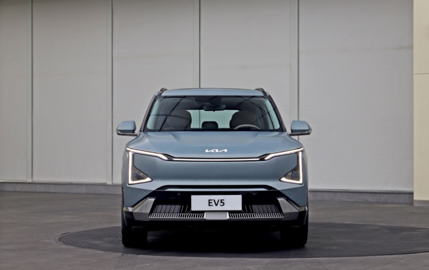 起亚纯电EV5怎么样？操控性和舒适性的双赢！