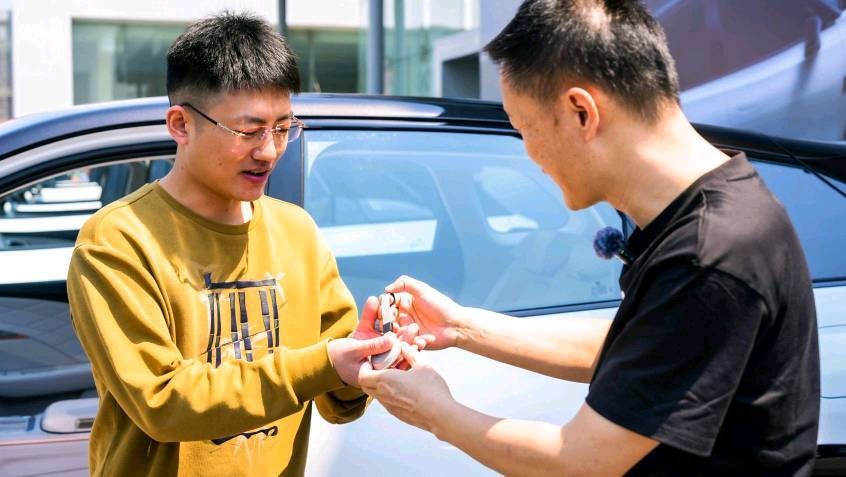 “卷产品”又“卷服务”，哪吒汽车CEO张勇保姆式服务到底