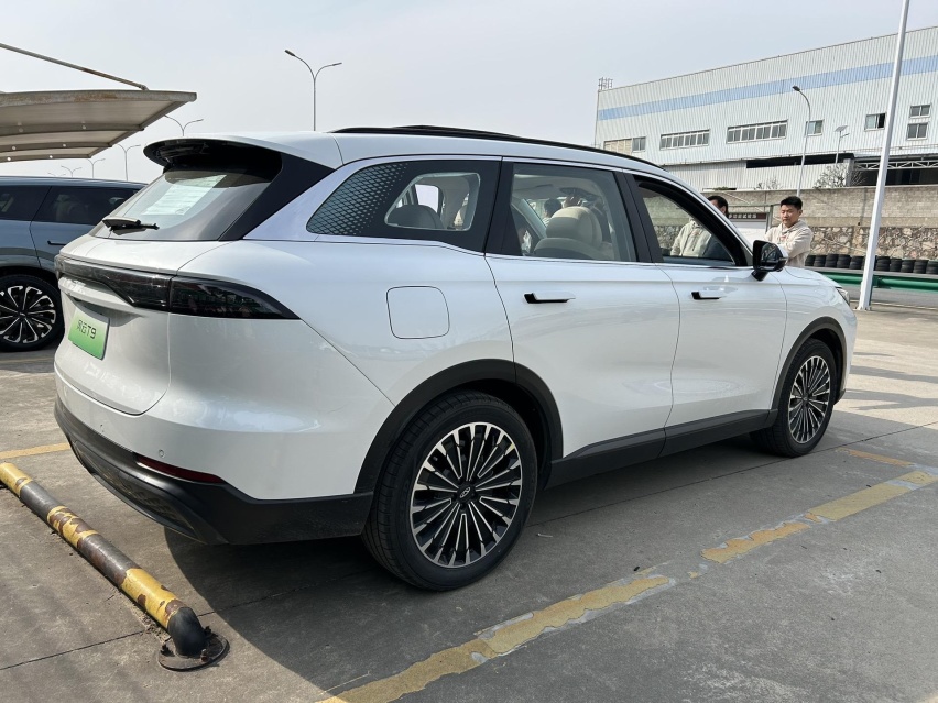 奇瑞风云T9实车现身，长近4米8+双前脸，续航超1400km
