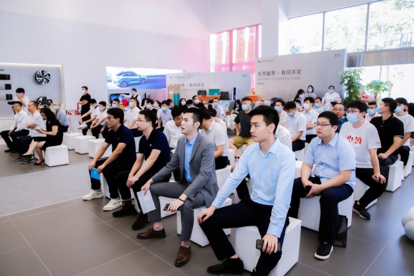 ARCFOX极狐郑州再添新店,郑州恒信极狐中心开业