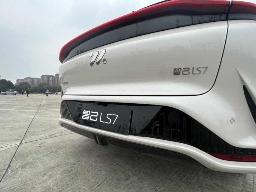 试驾智己LS7，结论：内卷程度又提高档次