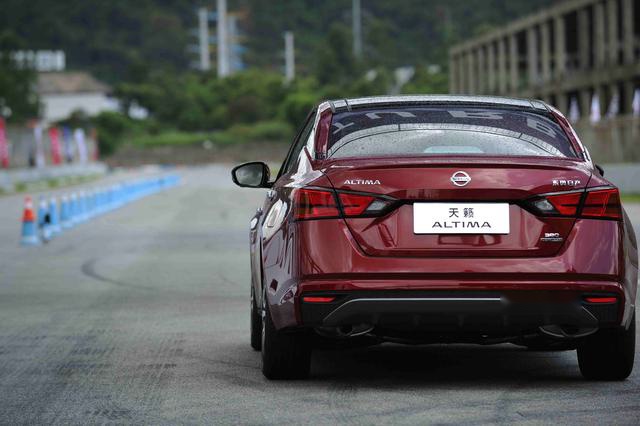 飞奔的大沙发——赛道激试全新日产天籁Altima