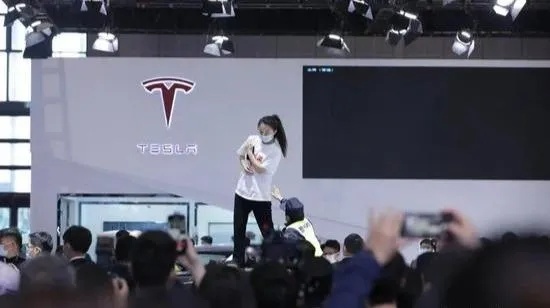 特斯拉副总裁陶琳和维权女车主：两个女人的战役