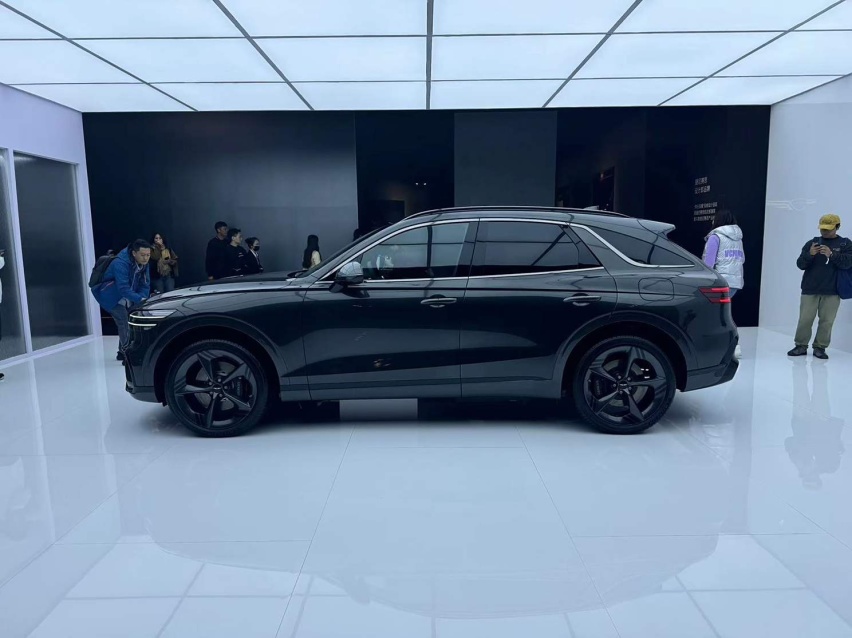 新款捷尼赛思GV70正式上市，29.3万起，两种外观设计