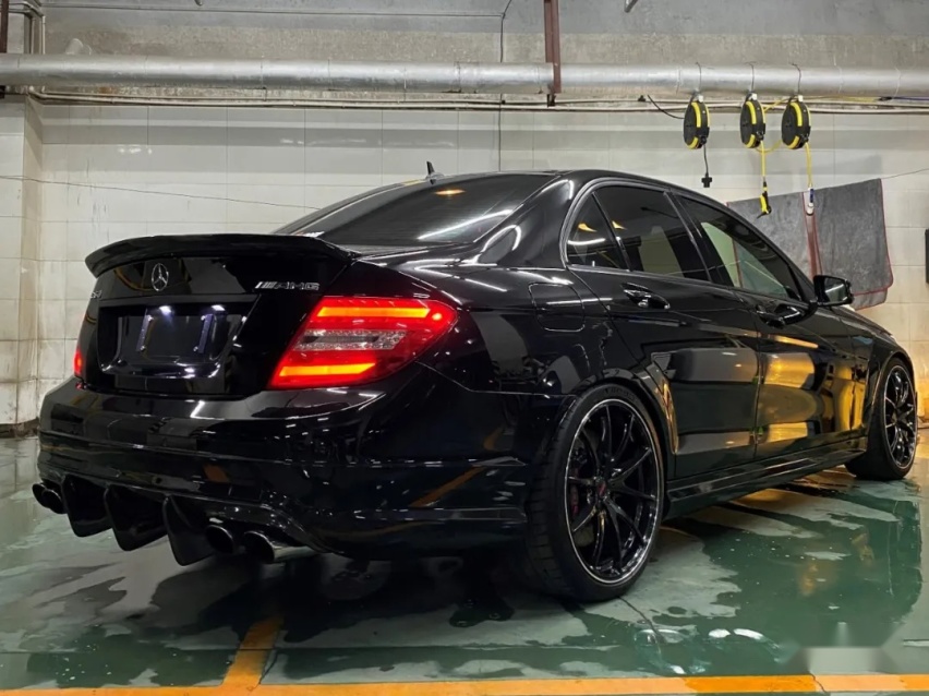 580马力肆意撒欢的奔驰C63 AMG，只是车库的冰山一角？