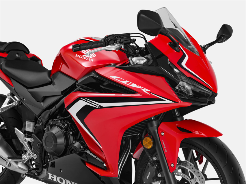 入门中小排量仿赛摩托，本田CBR400R，车身灵活操控易上手