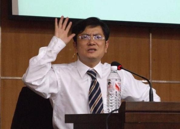 国产中型SUV怎么选？看网红浙江大学教授座驾，爱国还安全