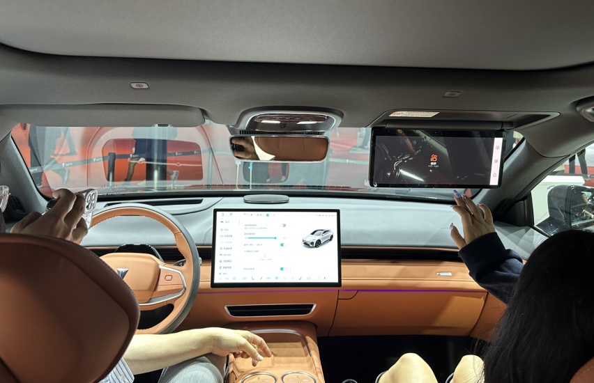 上海车展丨实拍深蓝S7，化妆镜带屏幕，配女王副驾，还看Model Y？