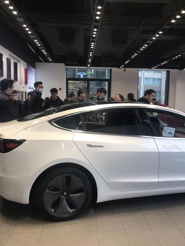 宝马3系纯电来了，刚“立规”的特斯拉笑不出来了