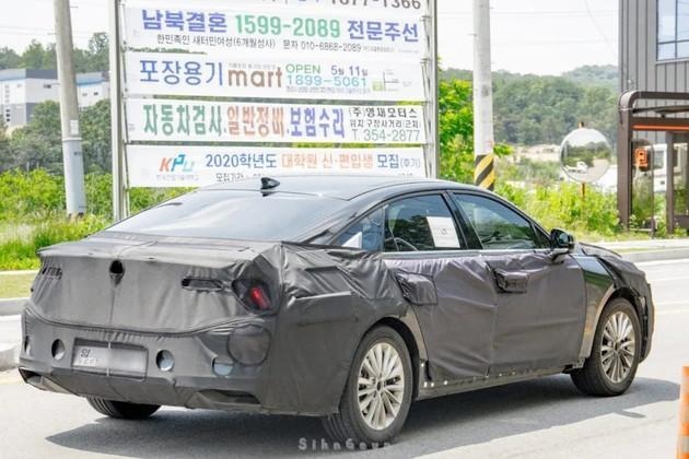 全新起亚凯尊路试谍照曝光，或搭载2.5T发动机