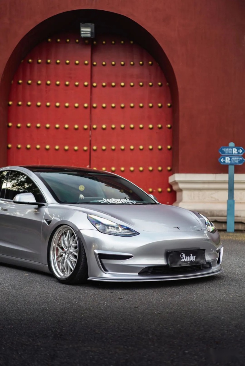 姿态风特斯拉Model 3，从迷彩战斗范变身成优雅绅士