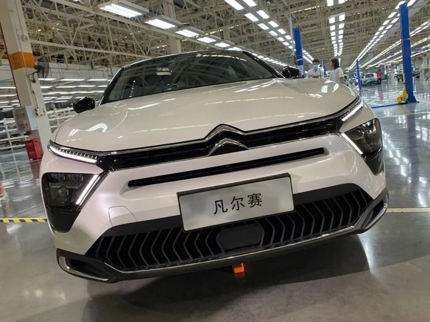 解读凡尔赛C5 X预售配置表，12项全系标配，入门版性价比高