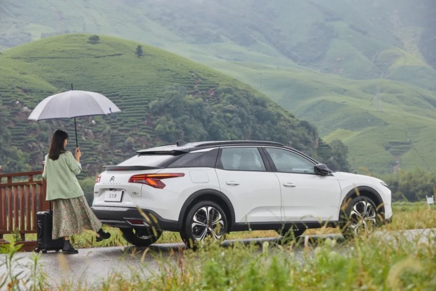 我家的三台车：SUV，旅行车还有轿车，都叫凡尔赛