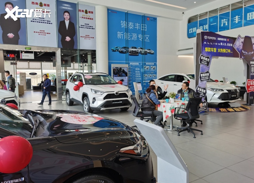 探店丰田4s店展厅人满为患新款凯美瑞成关注焦点