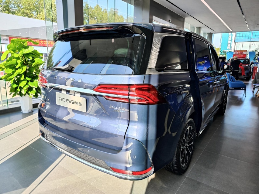 中大型MPV/配2.0T发动机 实拍体验荣威iMAX8 售价18.88