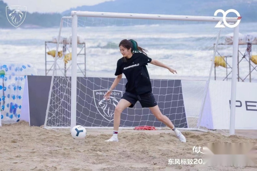 东风标致20周年庆现场交付 最美女足门将赵丽娜喜提新408