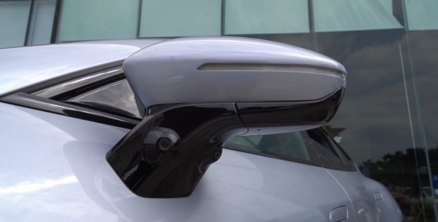 哪吒S真的可以上打Model 3，下踢小鹏P5？让我们一起探个店先！