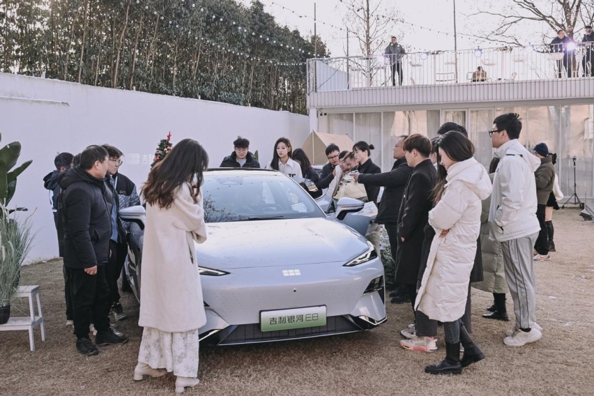 “吉利最美轿车”银河E8，重新定义“新一代纯电旗舰”