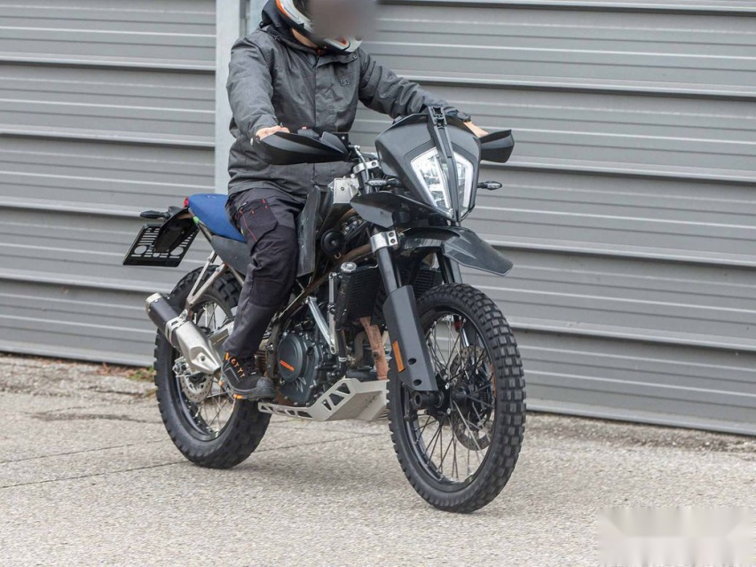 KTM 390Adventure R测试中，前21后18寸硬派设定