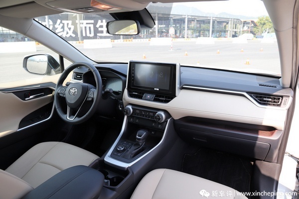 全新丰田RAV4荣放买哪款：低配的安全配置也很齐，别犹豫啦！