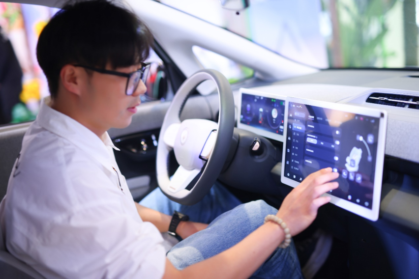 “亲子出行第一车”上岗，极狐考拉北京交付开启