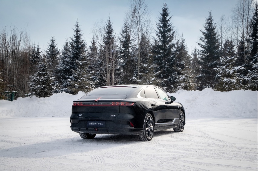 混动轿车排位赛！追光PHEV、哪吒S、比亚迪汉谁是最强王者？