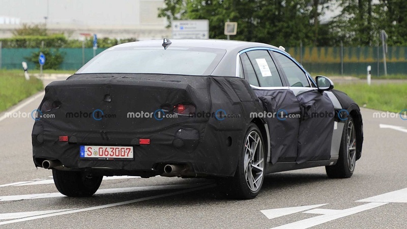 next-gen-genesis-g90-new-spy-photo-rear-three-quarters.jpg