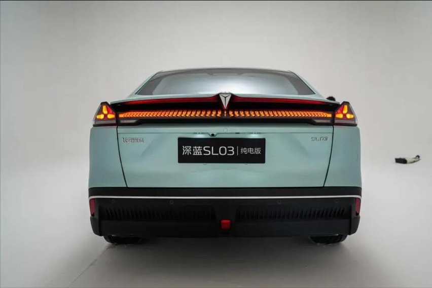 新款深蓝SL03上市，内外小改，配置升级，心动吗？