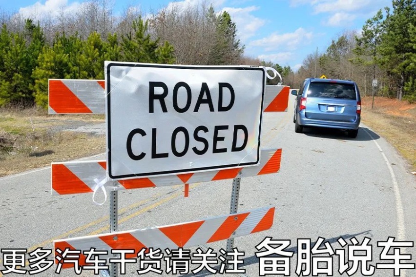 开车时遇到地面标线和指示牌不一样，到底听谁的