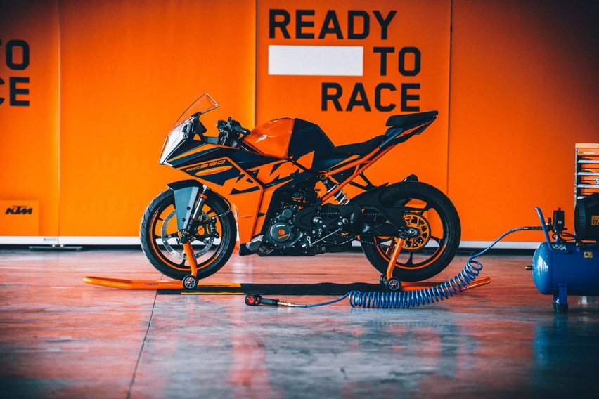 熏黑风挡上身，2023 KTM RC390更具科技和运动感