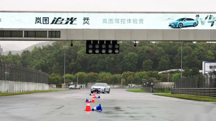去赛道才是真的比操控，岚图追光居然在每个弯都能痛殴蔚来ET7
