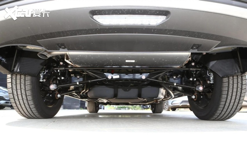 98万,宋pro dm-i荣耀版的底盘也依旧是前麦弗逊式独立悬挂,后多连杆式