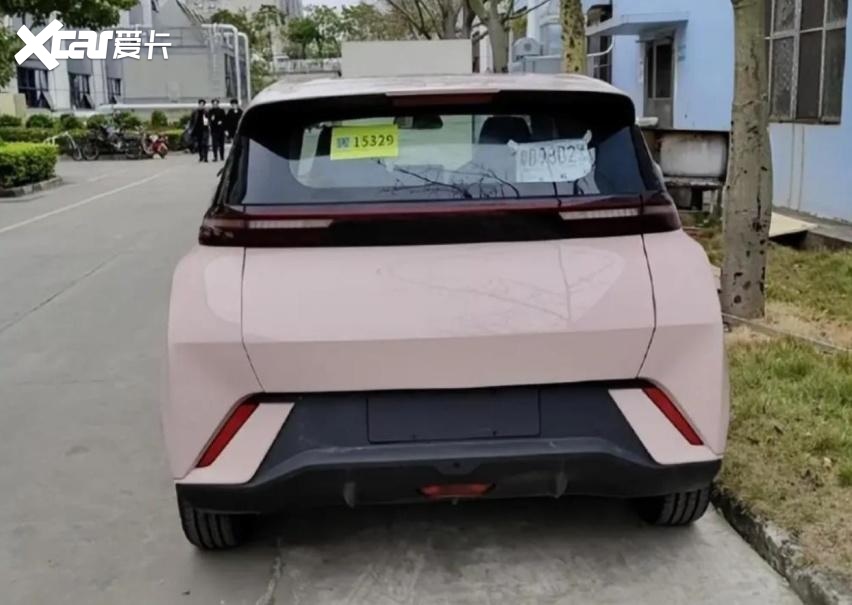 比亚迪海鸥实车曝光，采用粉色车漆，续航400km，预计售价6万元起