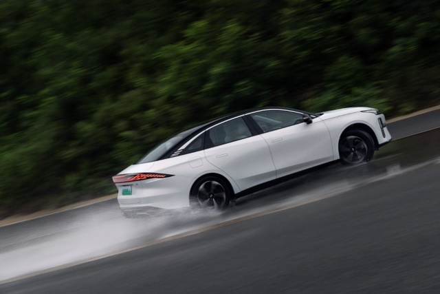 极速247km/h，紧急避险80km/h，银河L6成20万级“操控王