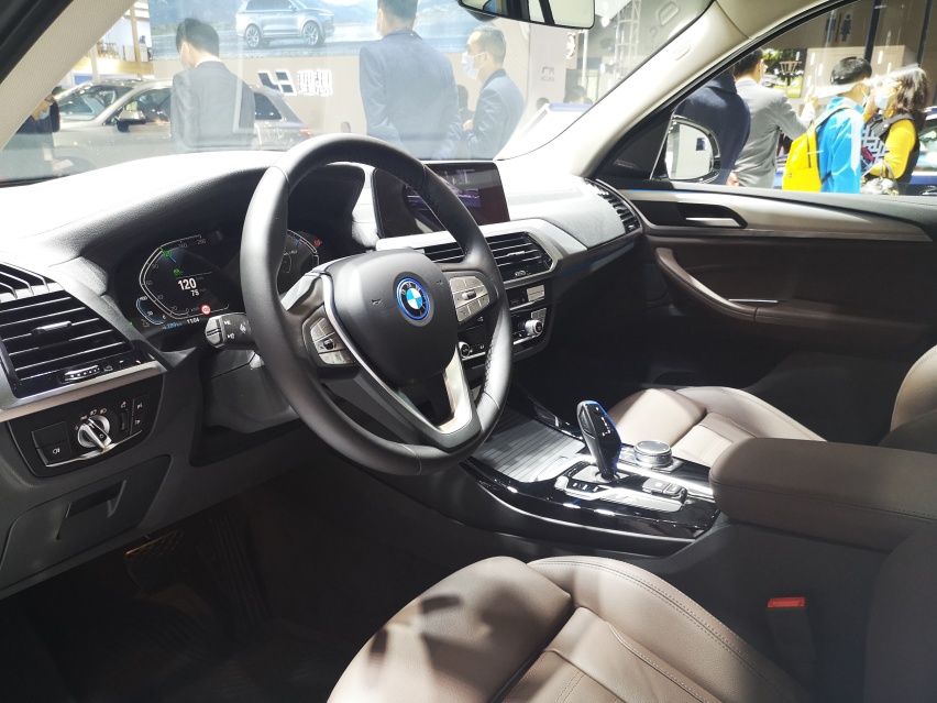实拍纯电动BMW iX3外观内饰，售46.99-50.99万