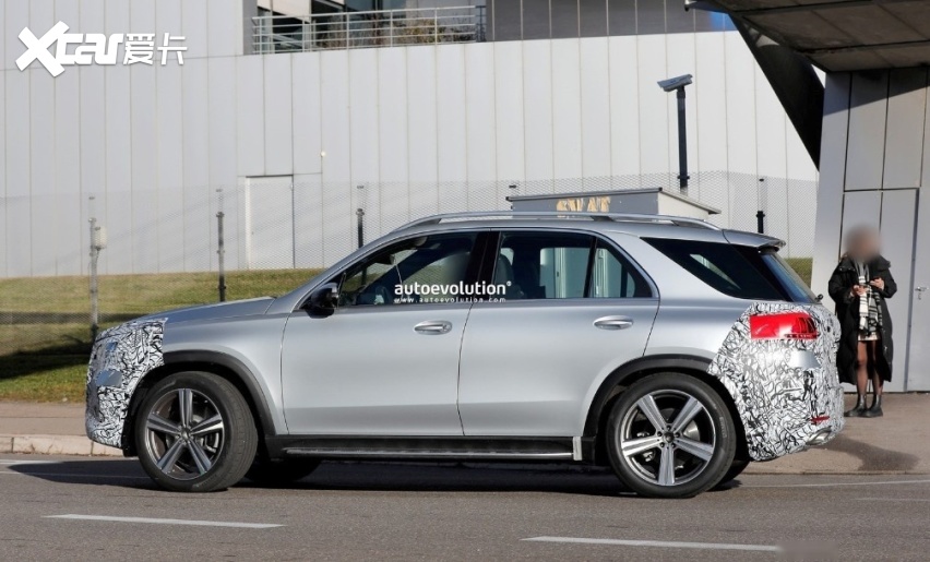 新款奔驰GLE路试谍照曝光,换三叉星大灯,或新增副驾屏