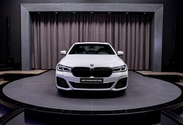 宝马中期改款M550i xDrive实拍 搭载V8发动机