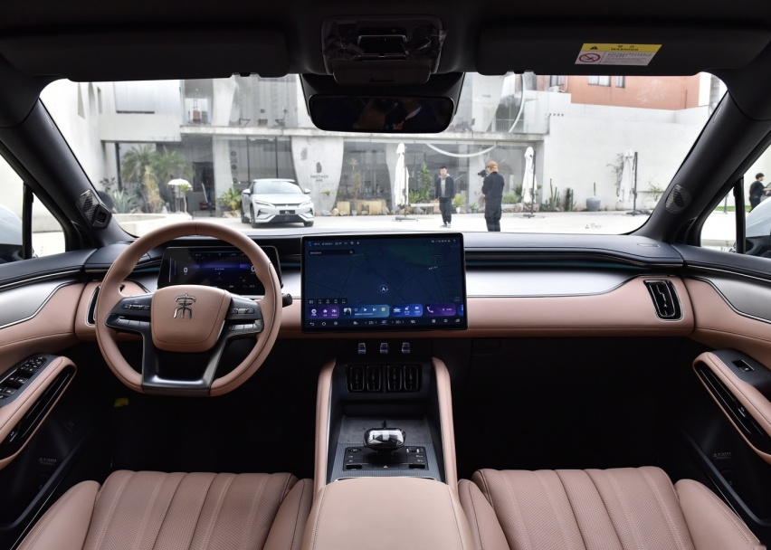 比亚迪中型SUV上市18.98万起！轴距接近3米外观动感续航662km