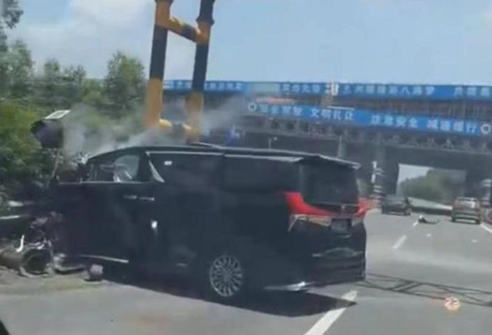 对撞奥迪A4L惨败，雷克萨斯露出真面目，“雷吹”集体闭嘴