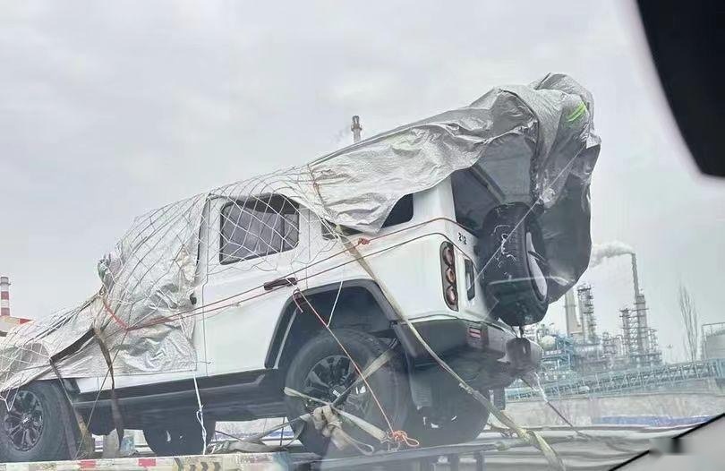 全新BJ212实车现身，方盒子+侧开尾门，配悬浮大屏搭2.0T+8AT
