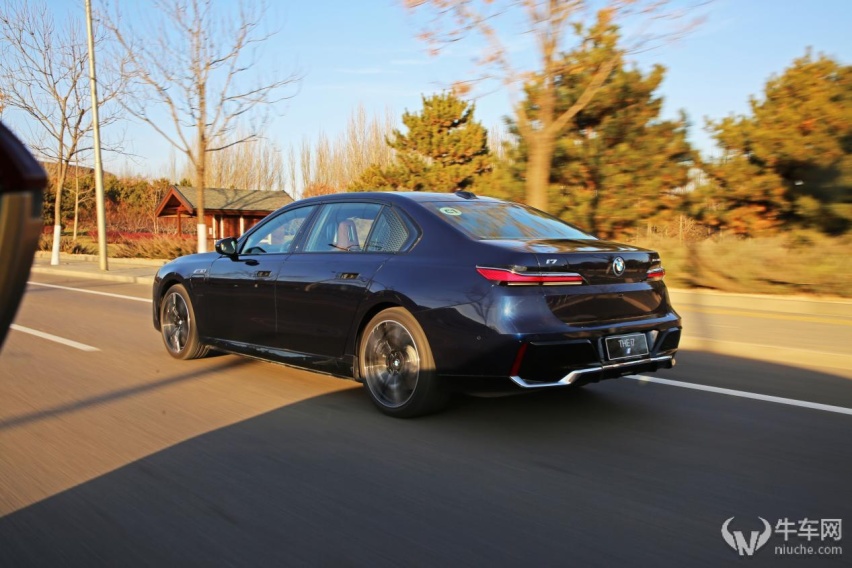 强者的自我颠覆 试驾宝马i7 xDrive60L
