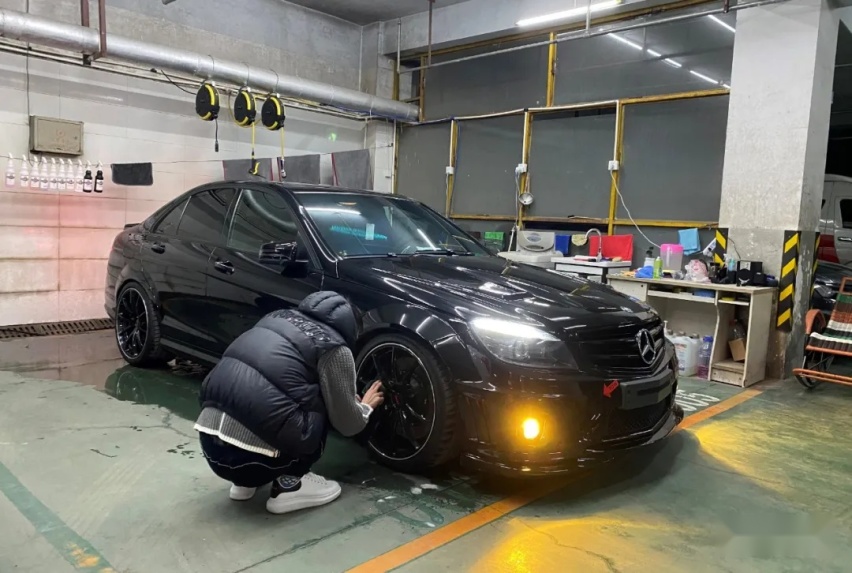 580马力肆意撒欢的奔驰C63 AMG，只是车库的冰山一角？